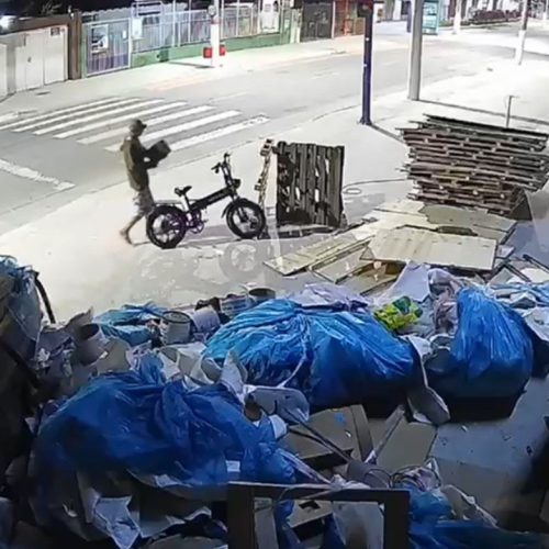 Homem invade loja e furta bicicleta elétrica e notebooks em Maricá