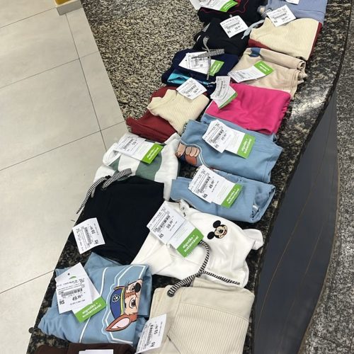 Dupla suspeita de furtar mais de R$ 2,4 mil em produtos de loja de shopping é presa em Cabo Frio