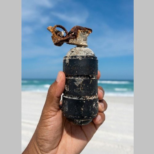 Granada é encontrada durante mutirão de limpeza em praia de Arraial do Cabo