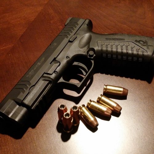 Criança leva pistola carregada para creche nos EUA; responsável foi preso