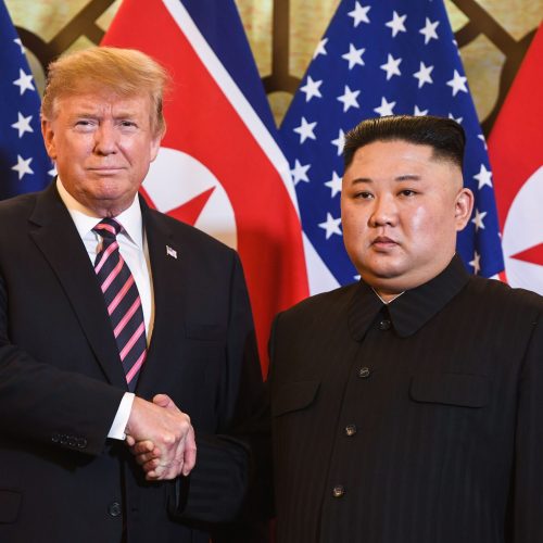 Trump tenta costurar encontro com Kim Jong-un para negociar acordo nuclear, diz jornal