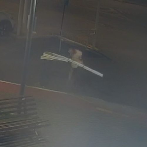 Câmera flagra homem danificando cancela de estacionamento da Câmara de Vereadores de Itaocara