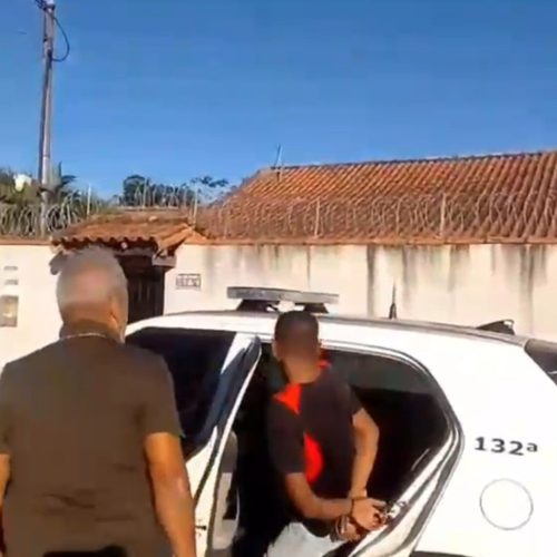 Homem é preso suspeito de tentar estrangular companheira com carregador em Arraial do Cabo