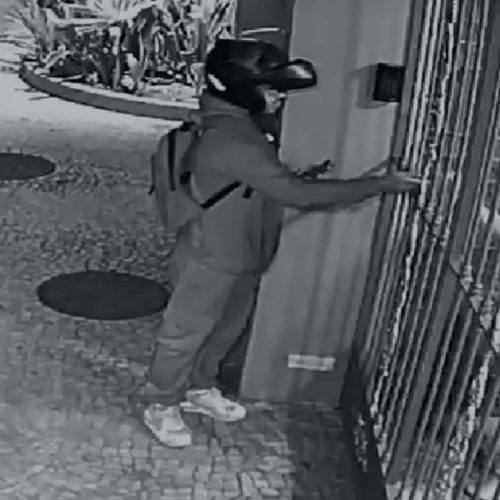VÍDEO: homem se passa por entregador e rouba celular de idosa em Cabo Frio
