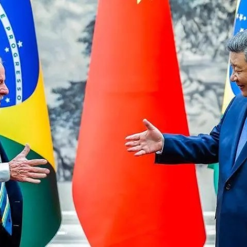 Xi Jinping diz a Lula que a China apoia o Brasil na rejeição à interferência externa