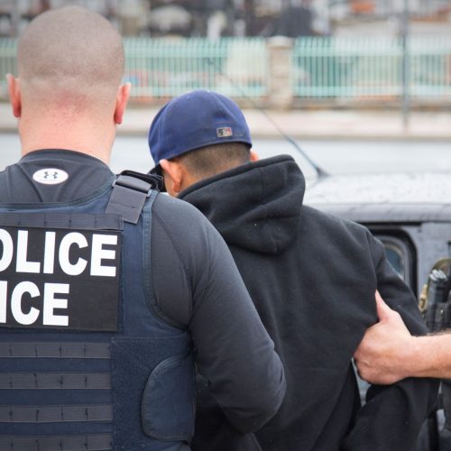 Enfermeira é acusada de ajudar imigrante a fugir após ser preso pelo ICE nos EUA