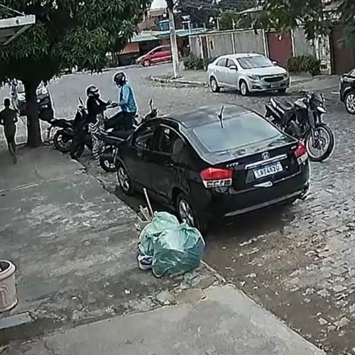 Mulher com joias avaliadas em R$ 8 mil é assaltada na porta de casa em Cabo Frio