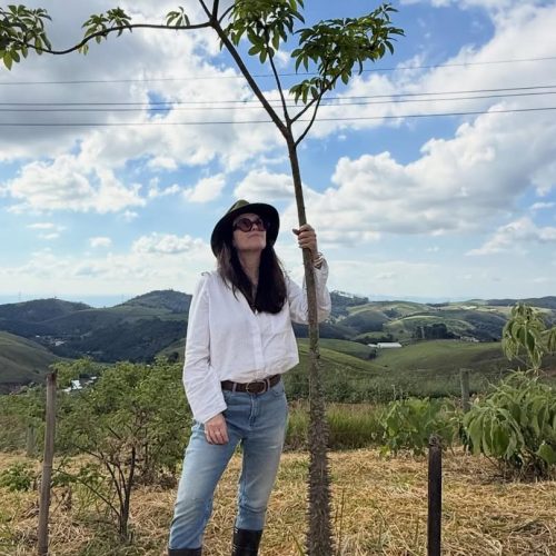 Ana Luiza Guimarães celebra reflorestamento em sítio na Serra do RJ; vídeo viraliza