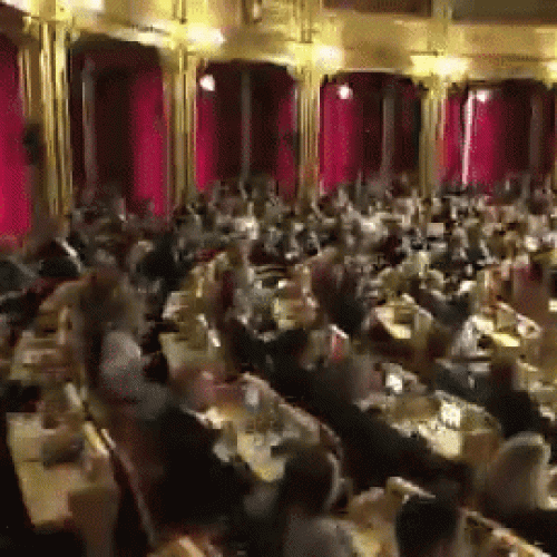 Remada Viking no parlamento: congresso da Noruega imita gesto de torcedores para incentivar seleção na Copa; VÍDEO