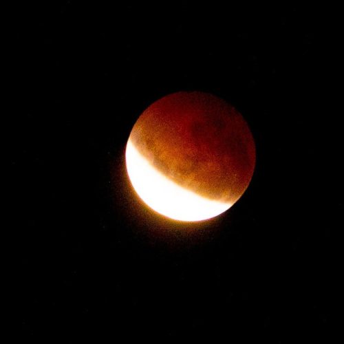 Eclipse lunar atrai público ao Planetário de Maricá durante a madrugada