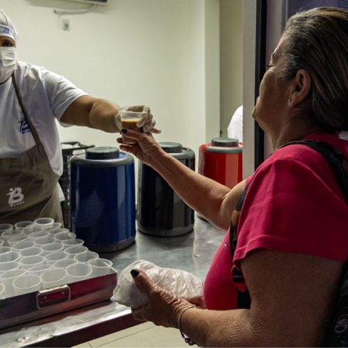 Café da manhã gratuito em terminal de ônibus de Macaé​