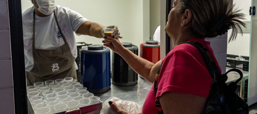 Café da manhã gratuito em terminal de ônibus de Macaé​