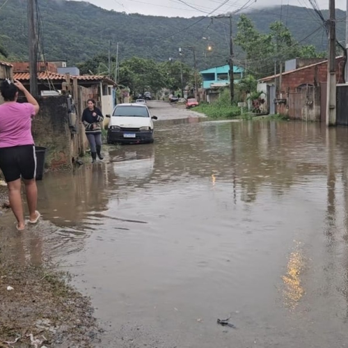 Chuva provoca alagamentos e invade casas em Maricá: ‘Está tudo debaixo d’água’, diz moradora