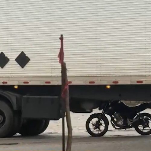 Moto para embaixo de carreta após acidente na RJ-106, em São Pedro da Aldeia