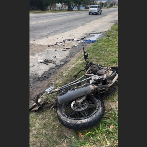 Batida entre motos deixa três pessoas feridas, duas em estado grave, na RJ-106, em Araruama