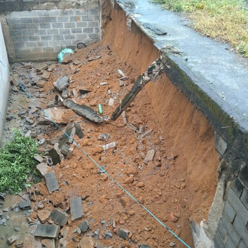 Chuva persistente causa alagamentos, queda de muro e árvore em Maricá