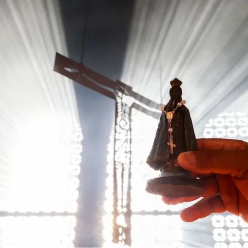 ‘Disputa religiosa’ em torno de Nossa Senhora Aparecida leva fake news de volta ao centro da eleição presidencial, destaca imprensa internacional