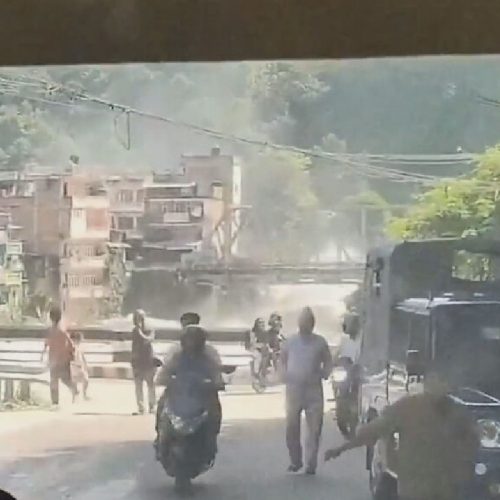 VÍDEO mostra desespero de passageiros de ônibus durante avalanche no Nepal
