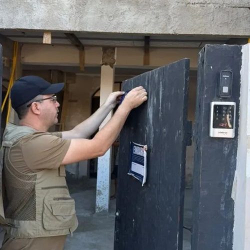 Obra embargada é flagrada em atividade e caso vai parar na delegacia em Búzios