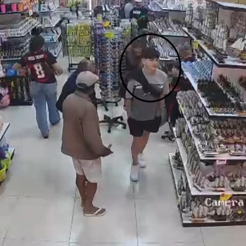 Câmeras flagram casal furtando óculos em loja de Arraial do Cabo