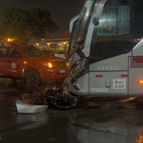 Jovem de 24 anos morre após bater de frente com ônibus em Araruama