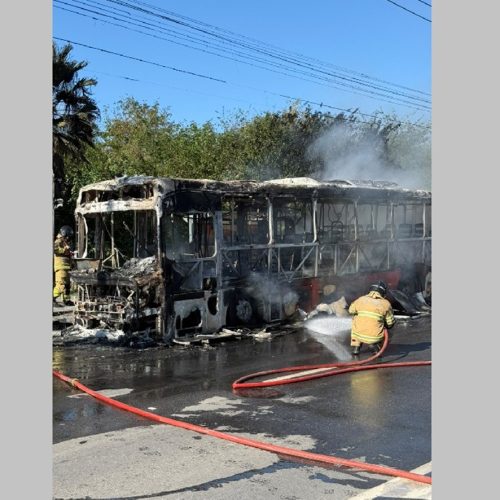 Ônibus pega fogo e fica destruído em Maricá; passageiros desembarcam sem ferimentos
