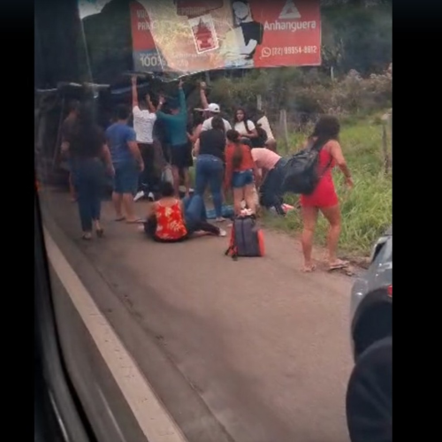 Passageiros se ajudam após van tombar em acidente na BR-356, em Campos; VÍDEO