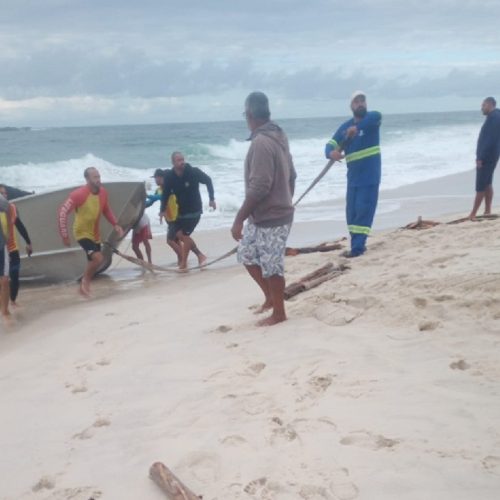 Barco vira e pescador está  desaparecido em Saquarema