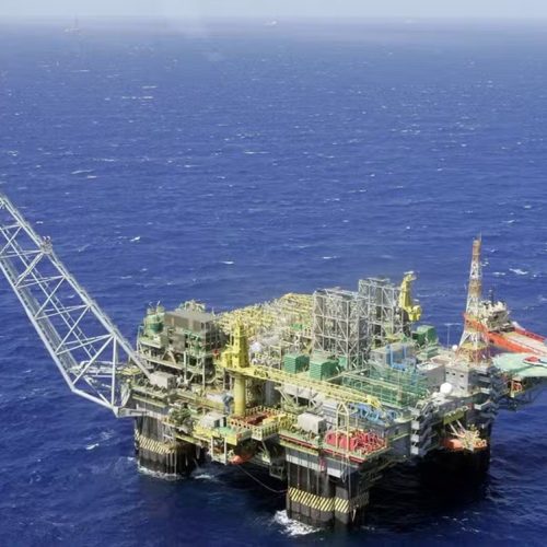 Petróleo mais caro: por que uma guerra tão distante pesa no bolso do brasileiro?