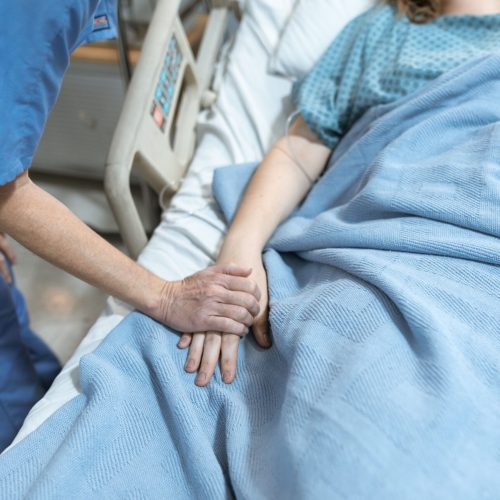 França promulga lei que permite assistência para morrer
