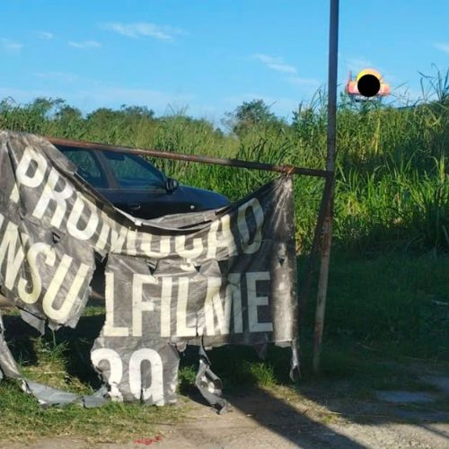Fiscalização retira faixas e placas irregulares às margens da RJ-124, em Araruama