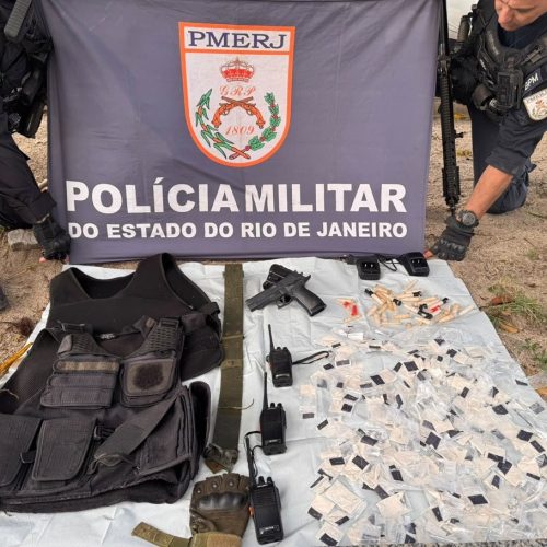 Operação da PM recupera carro usado em roubo, prende suspeito e apreende drogas em Cabo Frio