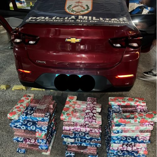 Homem é preso com 68 kg de maconha escondidos em fundo falso de carro em São Pedro da Aldeia