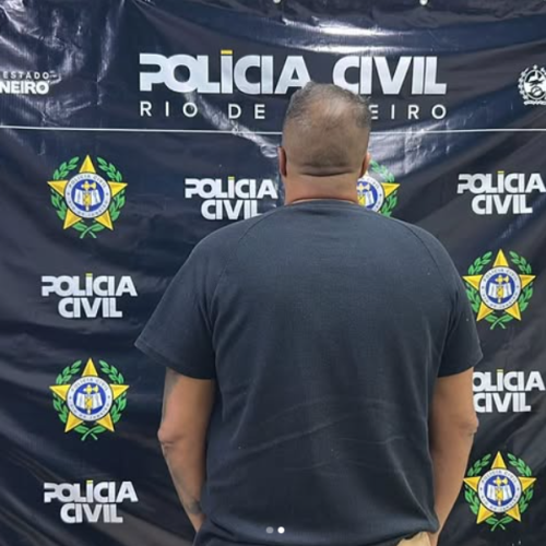 Policiais Civis da 82ª DP – Maricá cumpriram mandado de prisão preventiva em desfavor de um homem de 50 anos, militar da reserva, apontado como autor do crime de estupro de vulnerável contra o enteado de apenas 10 anos de idade. O autor foi encontrado na casa da filha, após monitoramento pelo setor de inteligência, e não ofereceu resistência.