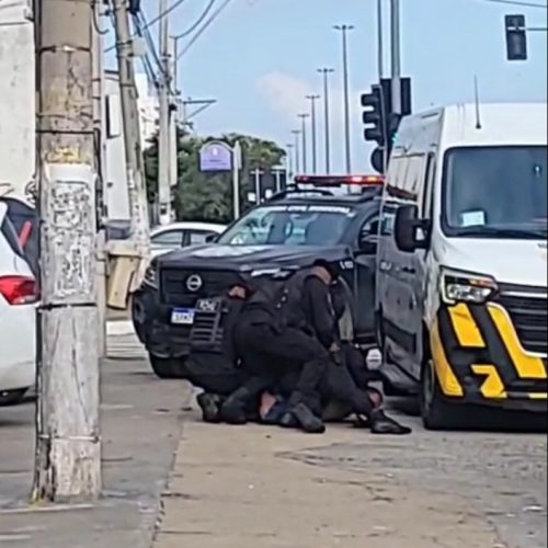 Homem é contido por vários guardas após ameaça, agressão e desacato em Cabo Frio, diz corporação; vídeo