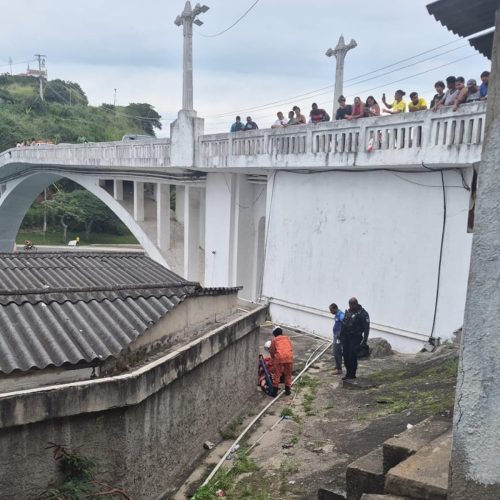 Após furto em loja, mulher pula de ponte durante fuga em Cabo Frio