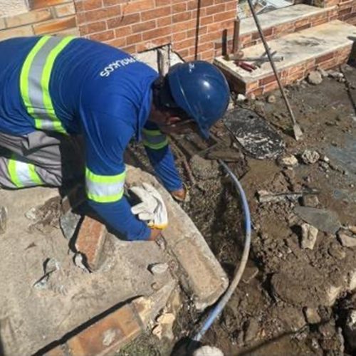 Estabelecimentos são flagrados com ligação clandestina de água em São Pedro da Aldeia