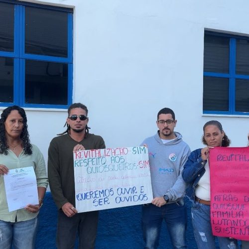 Quiosqueiros protestam contra desocupação de pontos na orla de Tamoios, em Cabo Frio