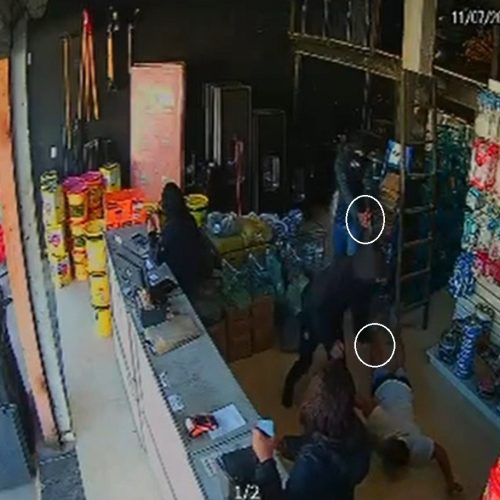 VÍDEO: homens armados e encapuzados invadem loja de material de construção em pleno funcionamento em Cabo Frio