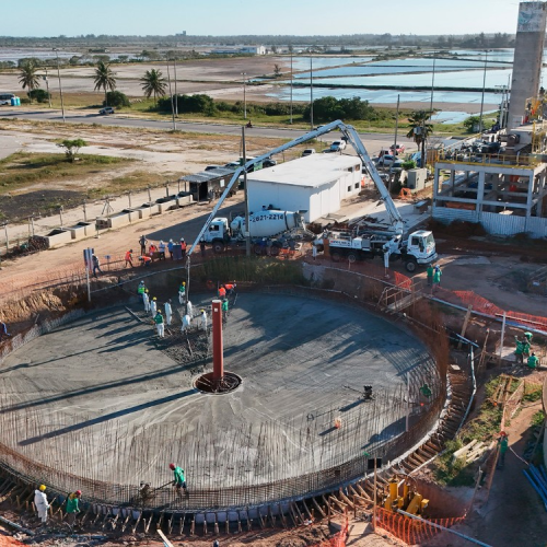 Obra da ETE Praia do Siqueira avança com megaoperação de concretagem