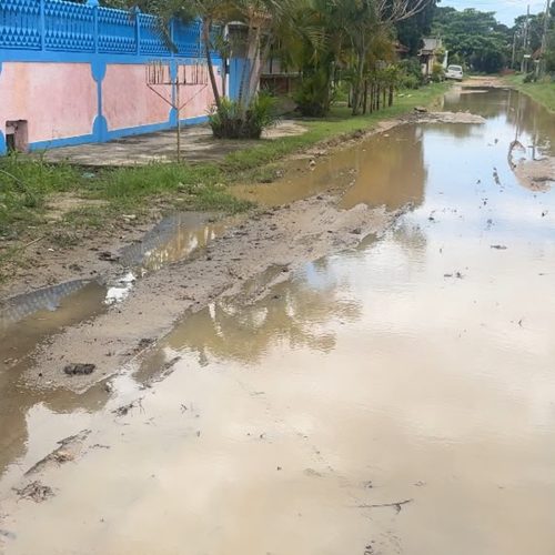 Alagamento e água parada dificultam a rotina de moradores, no bairro Balneário, em São Pedro da Aldeia