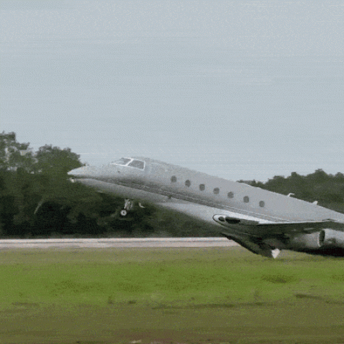 Avião particular explode após cair em aeroporto na República Dominicana; ao menos duas pessoas morreram