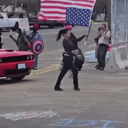 Mulher é atropelada por carro durante protesto contra o ICE nos Estados Unidos