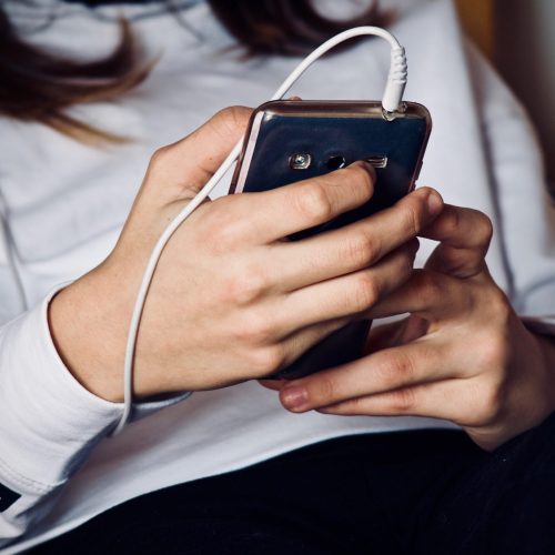 ‘Dinheiro fácil’: Como grupos armados estão usando Facebook e TikTok para recrutar menores na Colômbia