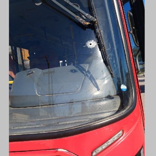 Tiro atinge para-brisa de ônibus em Maricá