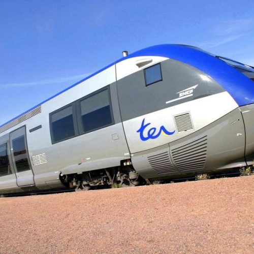 Trem com quase 200 passageiros descarrila na França e deixa 44 feridos