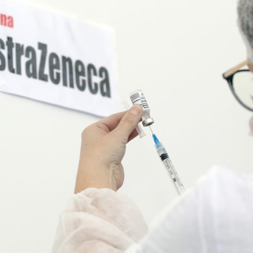 Gigantes da indústria farmacêutica, AstraZeneca e BMS avaliam fusão de R$ 2 trilhões