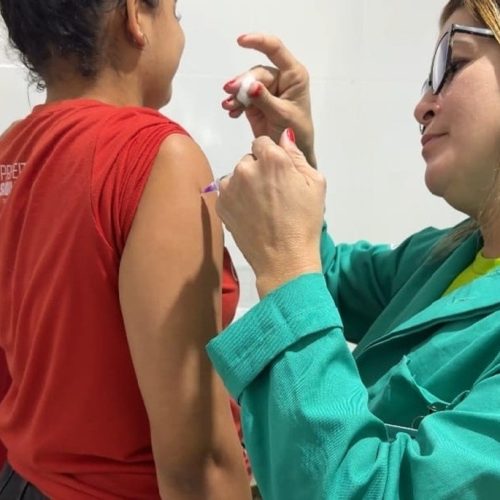 Vacinação contra gripe não alcança metade do público-alvo em Maricá e Saquarema