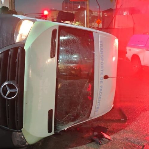 Van que transportava pacientes de São Pedro da Aldeia tomba e deixa seis feridos em Niterói