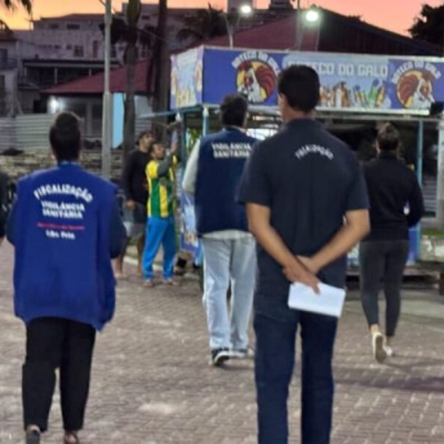 Vigilância Sanitária de Cabo Frio fiscaliza comércio de alimentos na Praça da Cidadania